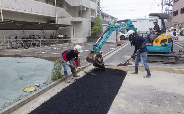 道路工事を行う職員